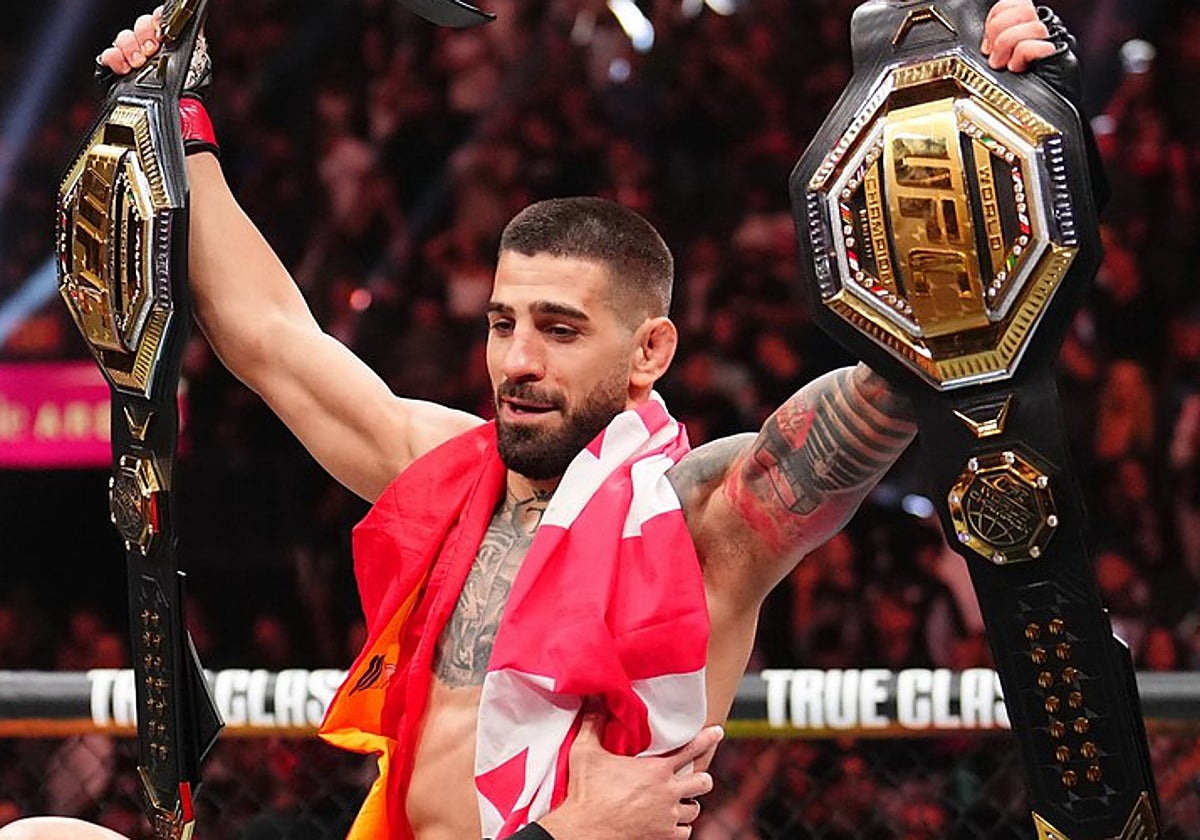 Ilia Topuria sujeta sus dos cinturones