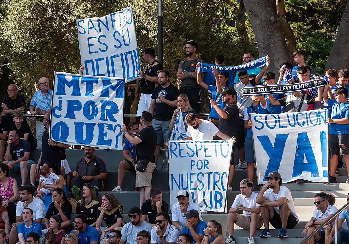 Concentración de aficionados del San Fernando el pasado jueves
