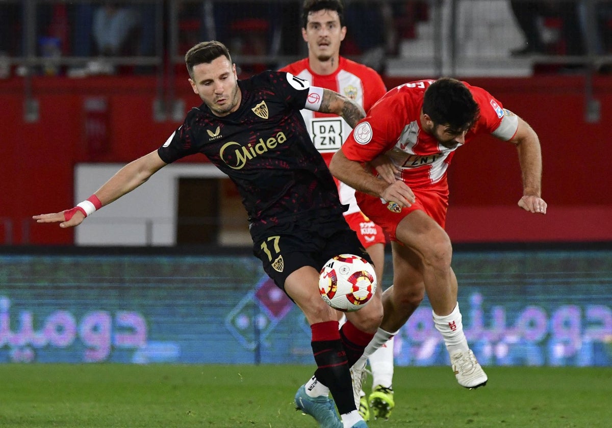 Saúl pugna con Melero por el balón en el Almería - Sevilla de la Copa del Rey