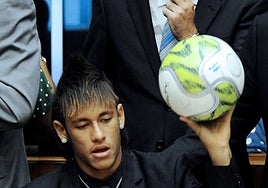 Condenan a 17 años de cárcel al hombre que robó un balón firmado por Neymar en Brasil