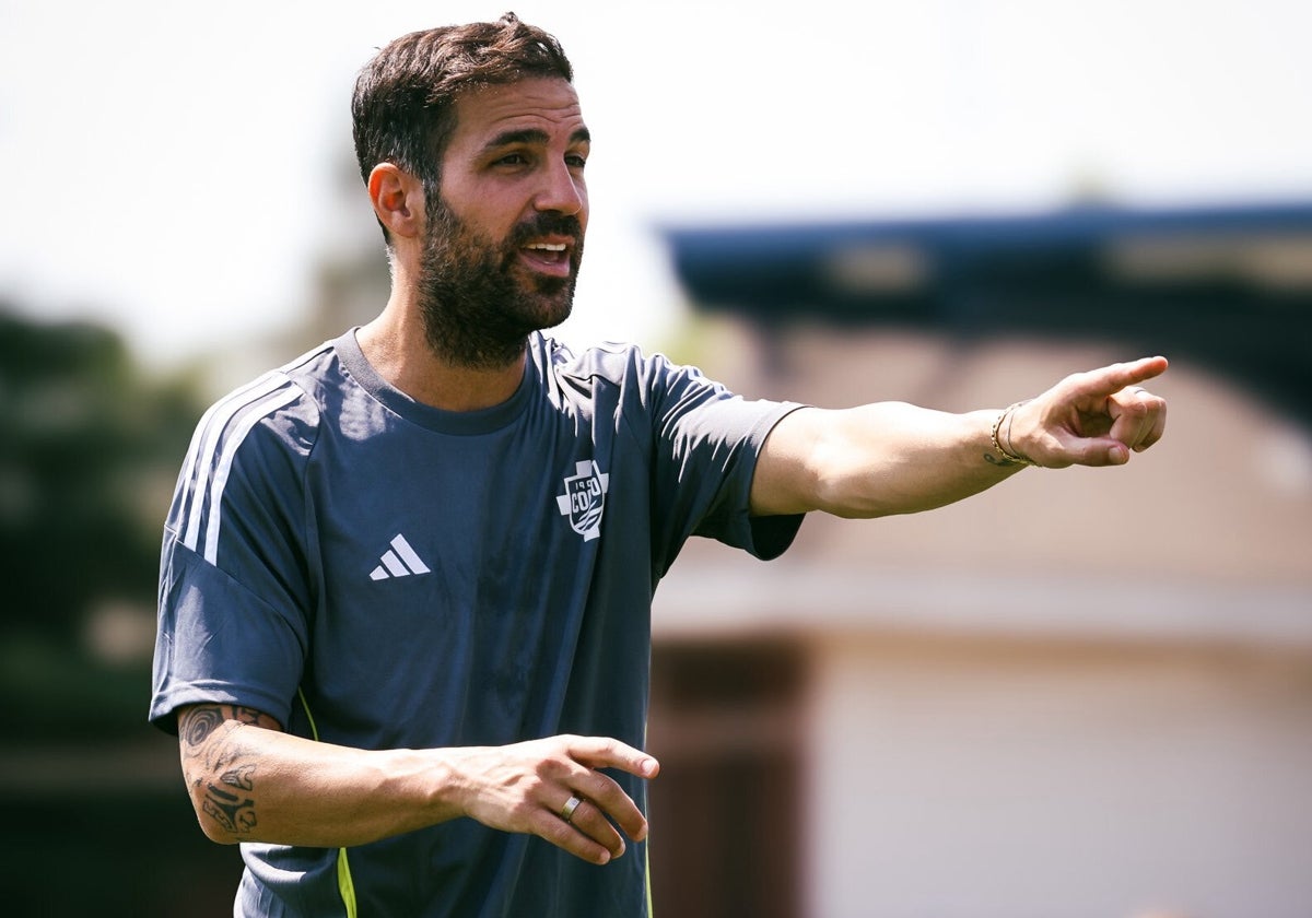 Cesc Fàbregas dirigiendo un entrenamiento del equipo