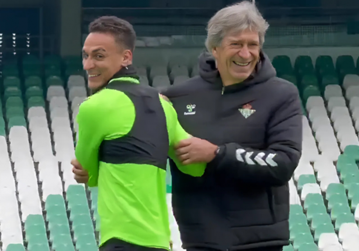 Antony, con Manuel Pellegrini en un entrenamiento del Betis