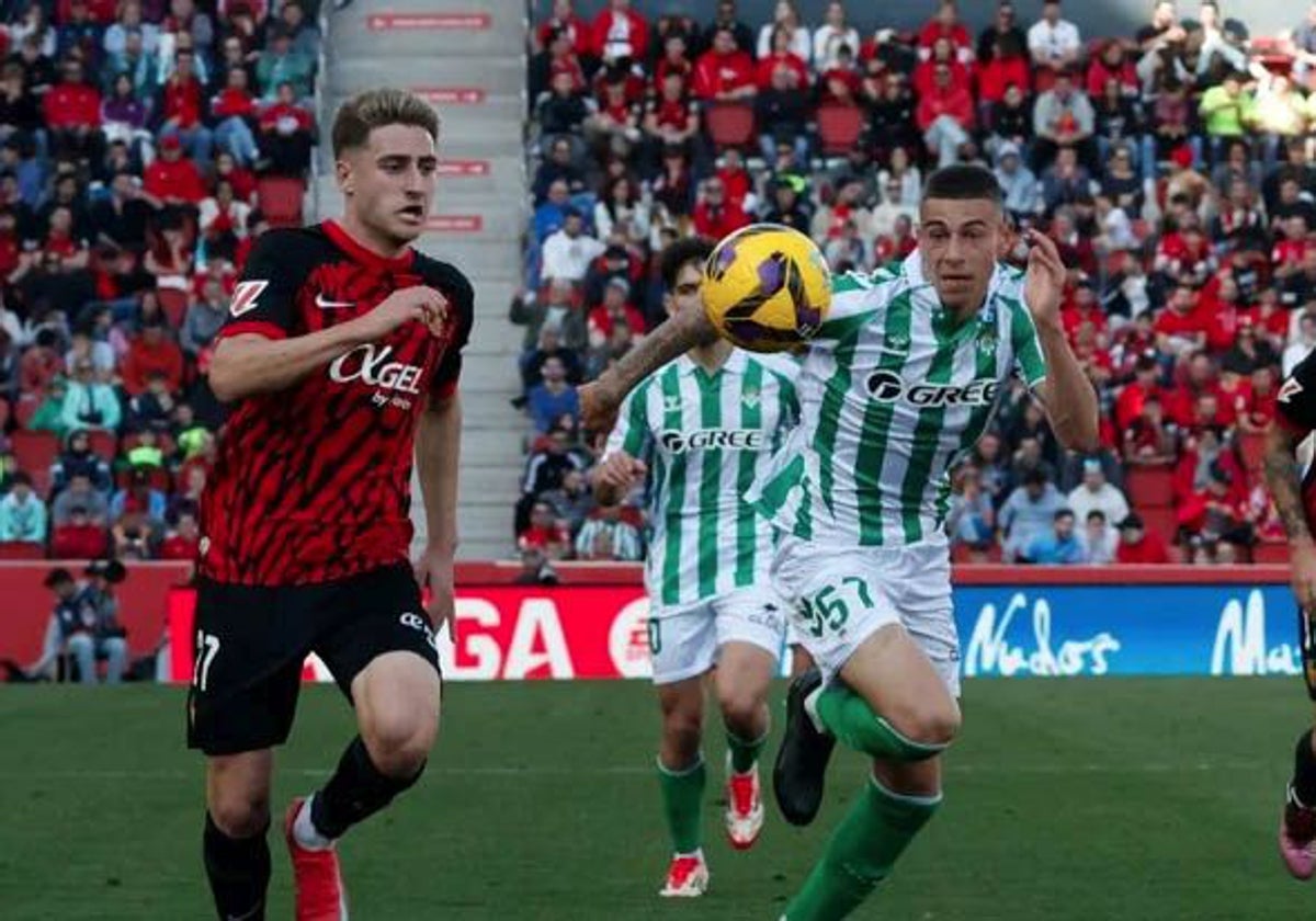 Sergio Arribas persigue a un jugador rival durante el Mallorca - Betis