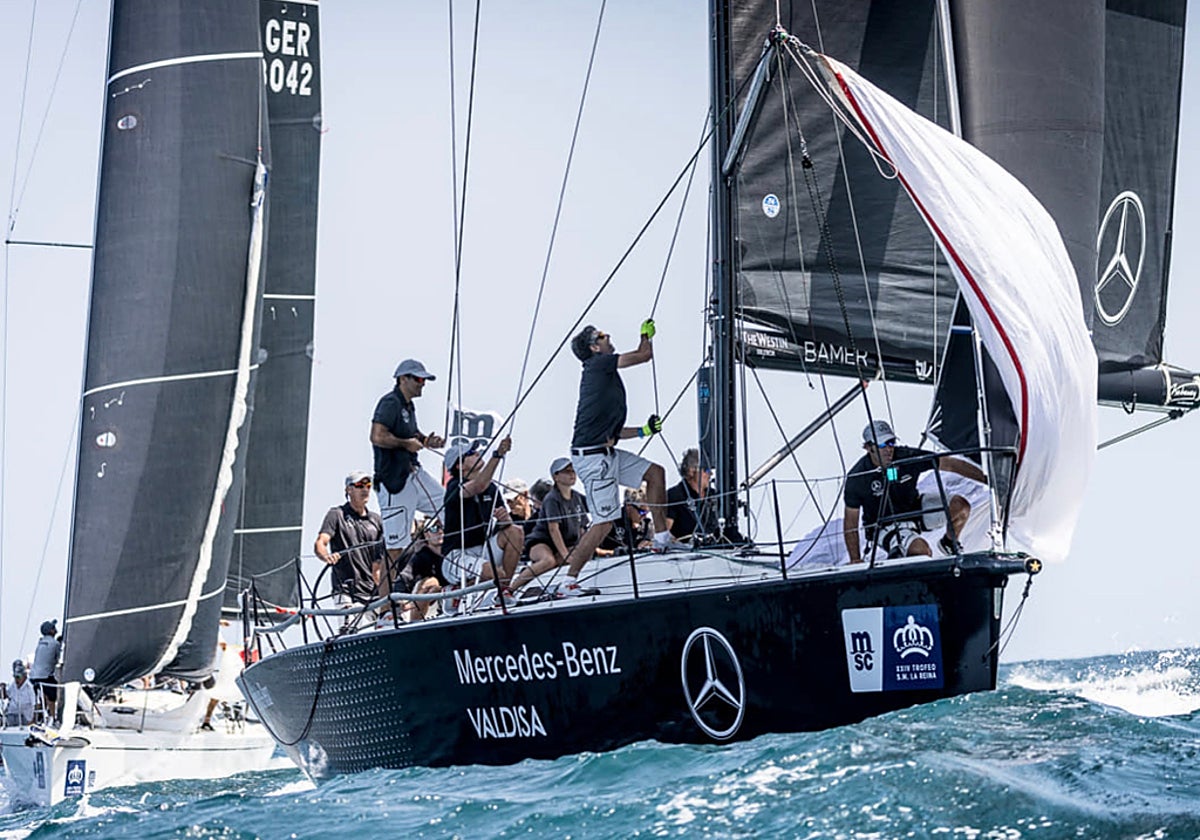 El Mercedes-Benz Valdisa navegando en aguas valencianas en una pasada edición