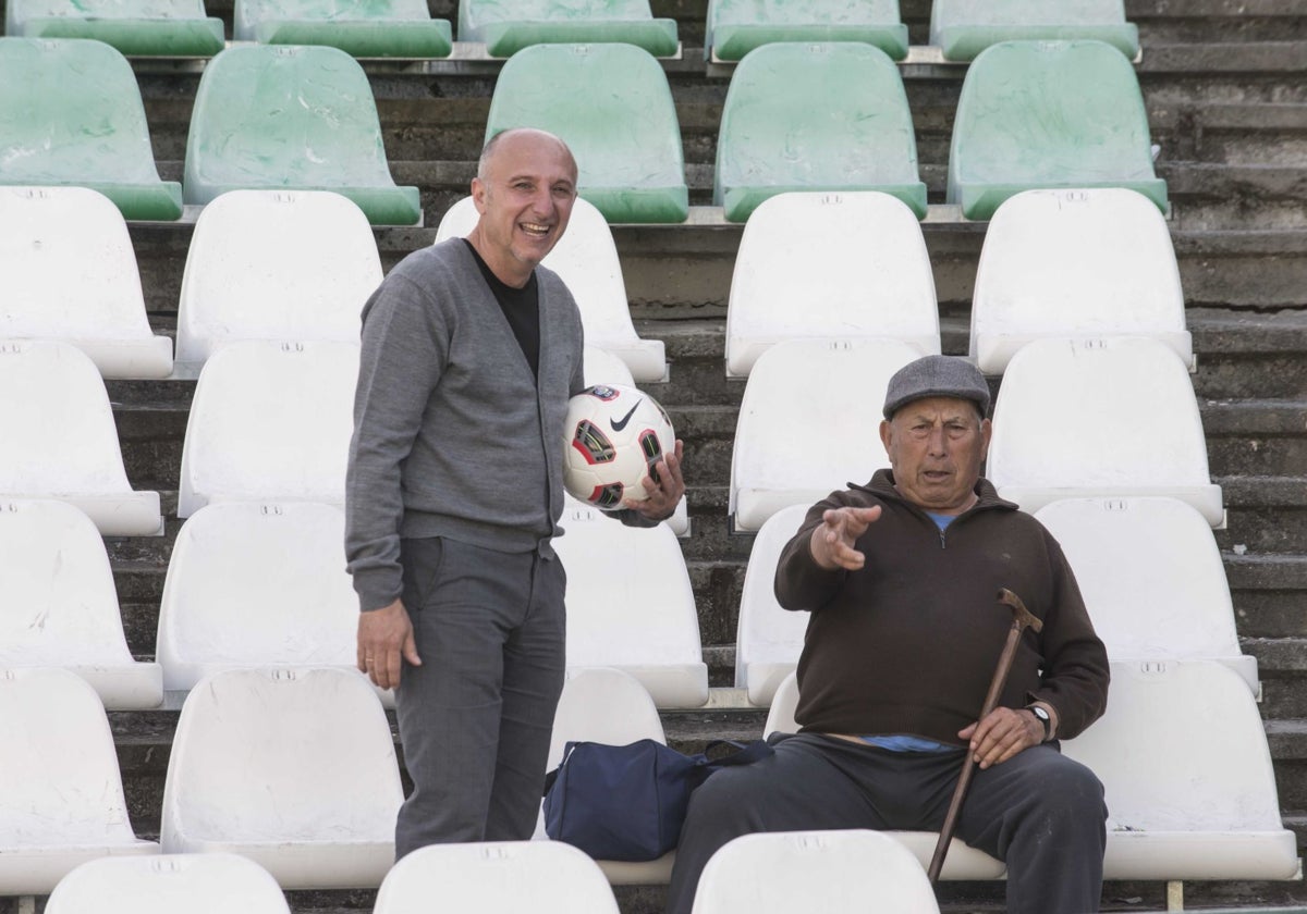 Alberto Tenorio, a la derecha, junto a Romo, exjugador del Betis, en las gradas del Benito Villamarín en 2014
