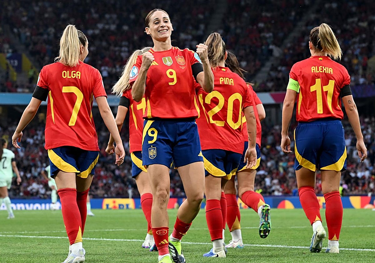 Esther celebra uno de sus dos goles