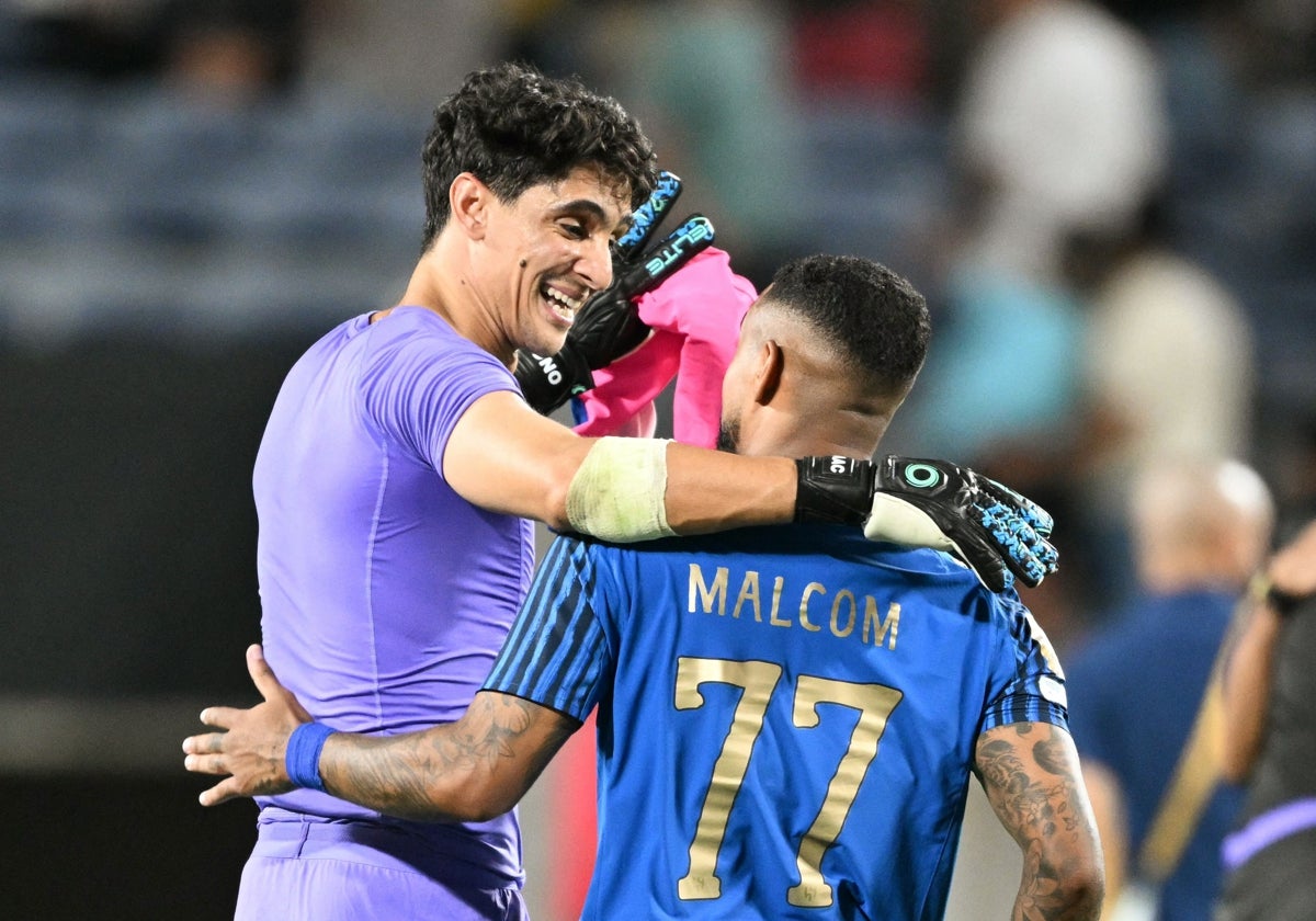 Bono celebra con Malcom la victoria del Al-Hilal sobre el Manchester City en el Mundial de Clubes