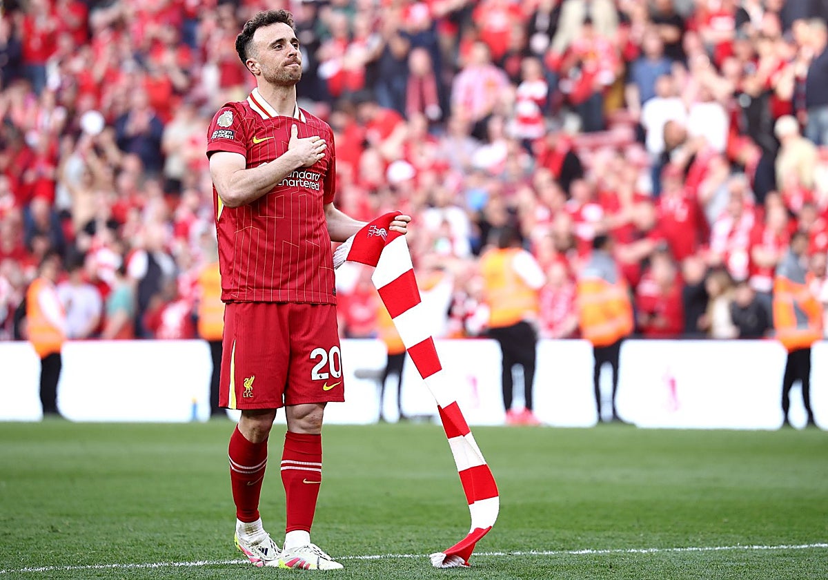Diogo Jota celebra con los aficionados del Liverpool el título de la Premier League