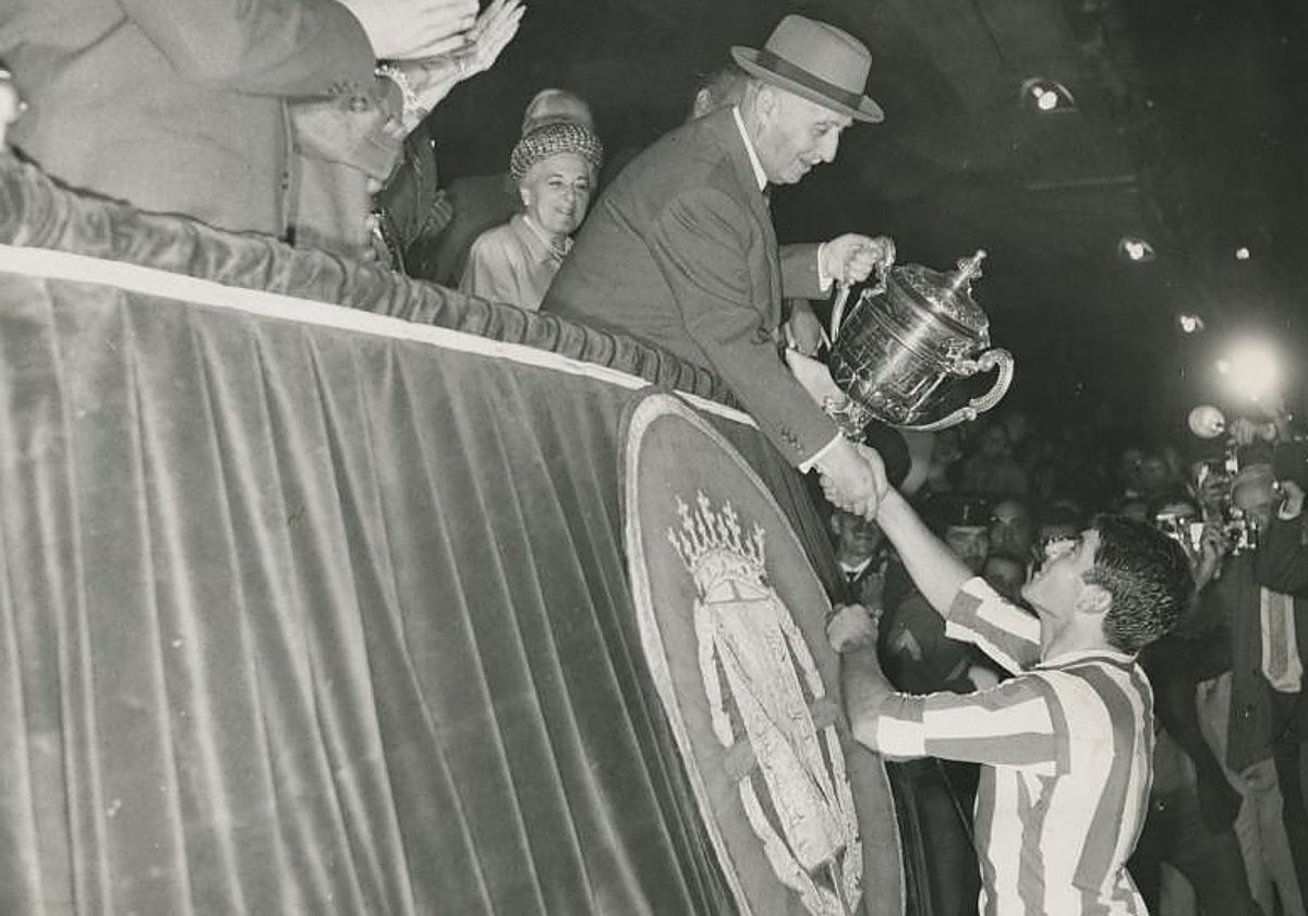 Franco entrega a Enrique Collar, capitán del Atlético,  la Copa conquistada en 1965