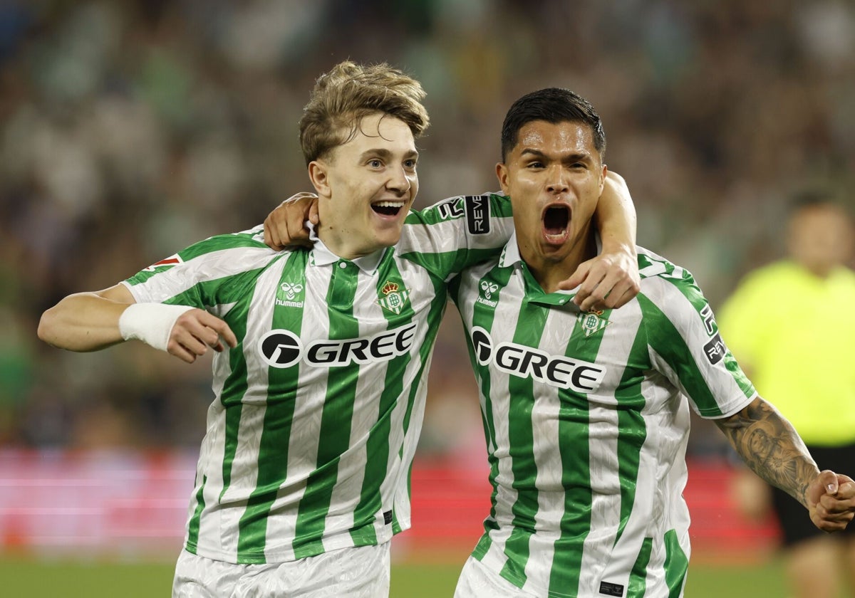 Jesús Rodríguez celebra un gol con Cucho Hernández