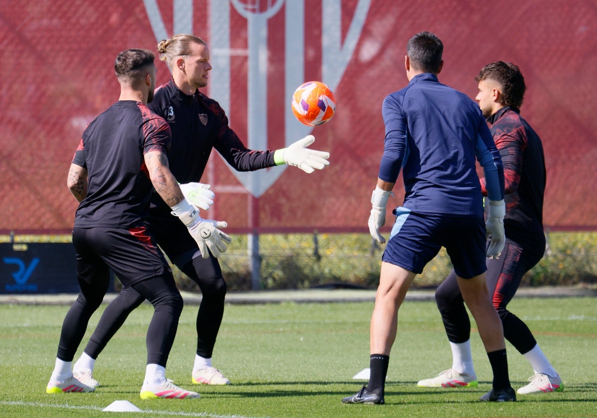 Nyland y Álvaro Fernández, en un entrenamiento del Sevilla FC