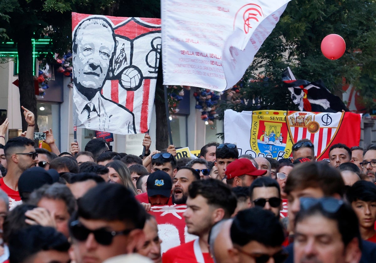 Miles de aficionados del Sevilla se manifiestas en una fecha reciente