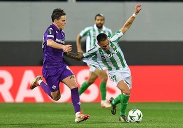 Antony protege el balón ante Fagioli en el Fiorentina-Betis de la pasada temporada