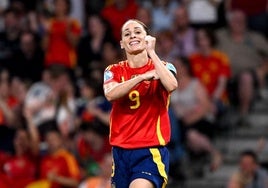Esther celebra uno de sus dos goles mostrando un tatuaje en su antebrazo