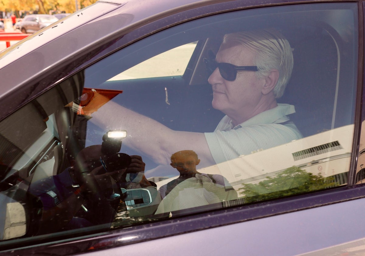 El director deportivo del Sevilla, Antonio Cordón, saliendo de la ciudad deportiva