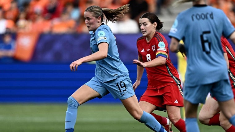 Wieke Kaptein y Angharad James durante el Gales - Países Bajos (0-3)