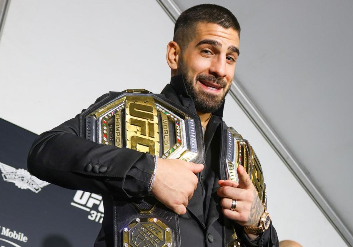 Ilia Topuria, con sus dos cinturones de la UFC