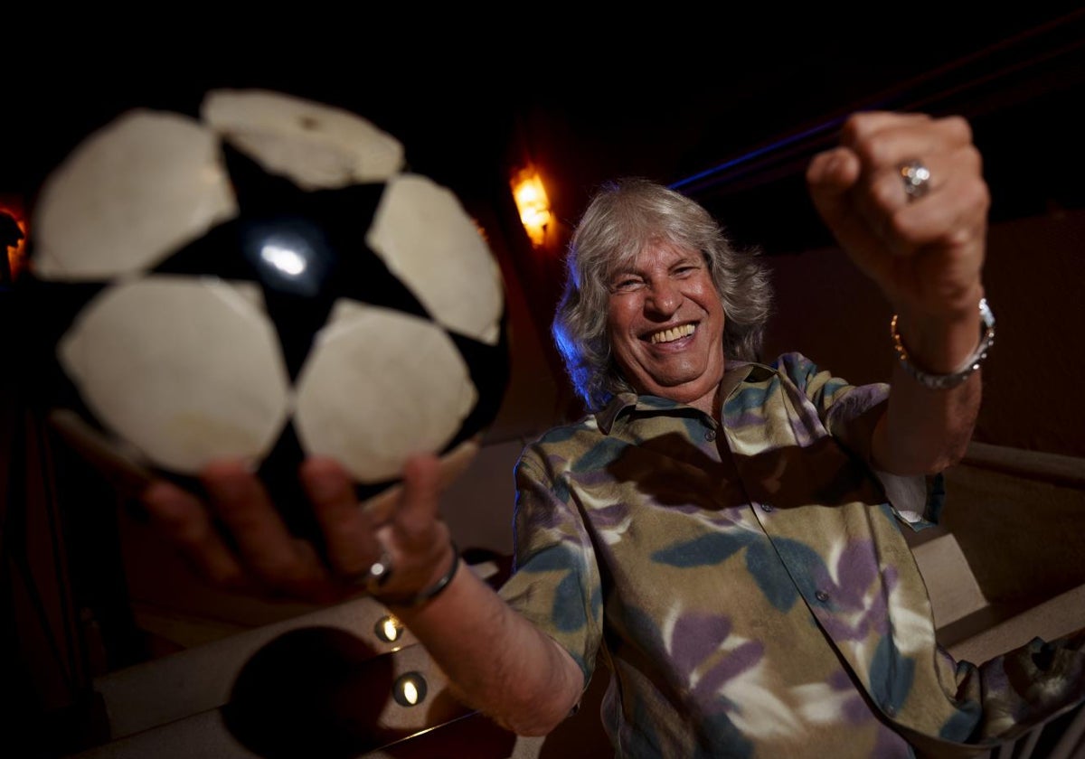 José Mercé, madridista, no trae distintivos que lo acredita, pero sí posa con un balón