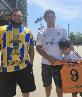 Imagen secundaria 2 - 1. Llegada del tren repleto de aficionados blancos. 2. Jay Kharel y amigos. 3. Otoniel Medrano y familiares