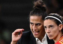 Montse Tomé da instrucciones a Aitana durante el partido ante Portugal
