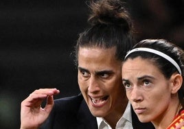 Montse Tomé da instrucciones a Aitana durante el partido ante Portugal