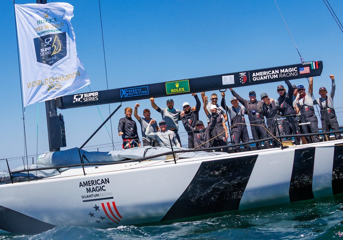 La tripulación del American Magic Quantum Racing celebrando su título en alta mar
