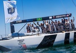 La tripulación del American Magic Quantum Racing celebrando su título en alta mar