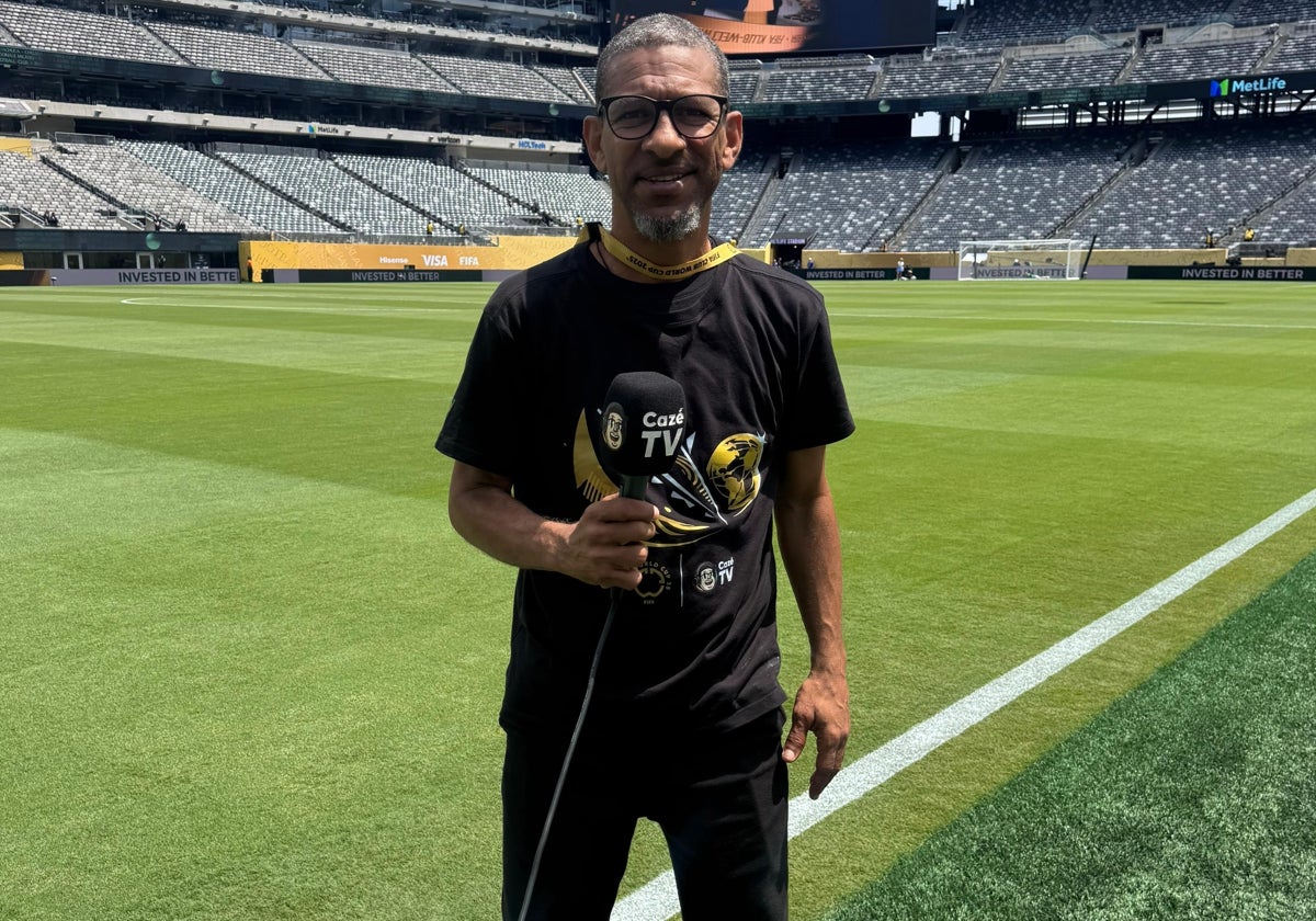 Djalminha, posando para ABC en el MetLife Stadium de New Jersey