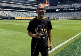 Djalminha, posando para ABC en el MetLife Stadium de New Jersey