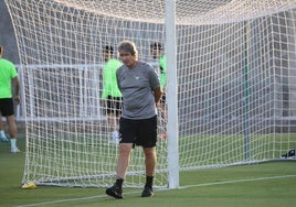 Manuel Pellegrini, durante un entrenamiento del Betis en la temporada 24-25