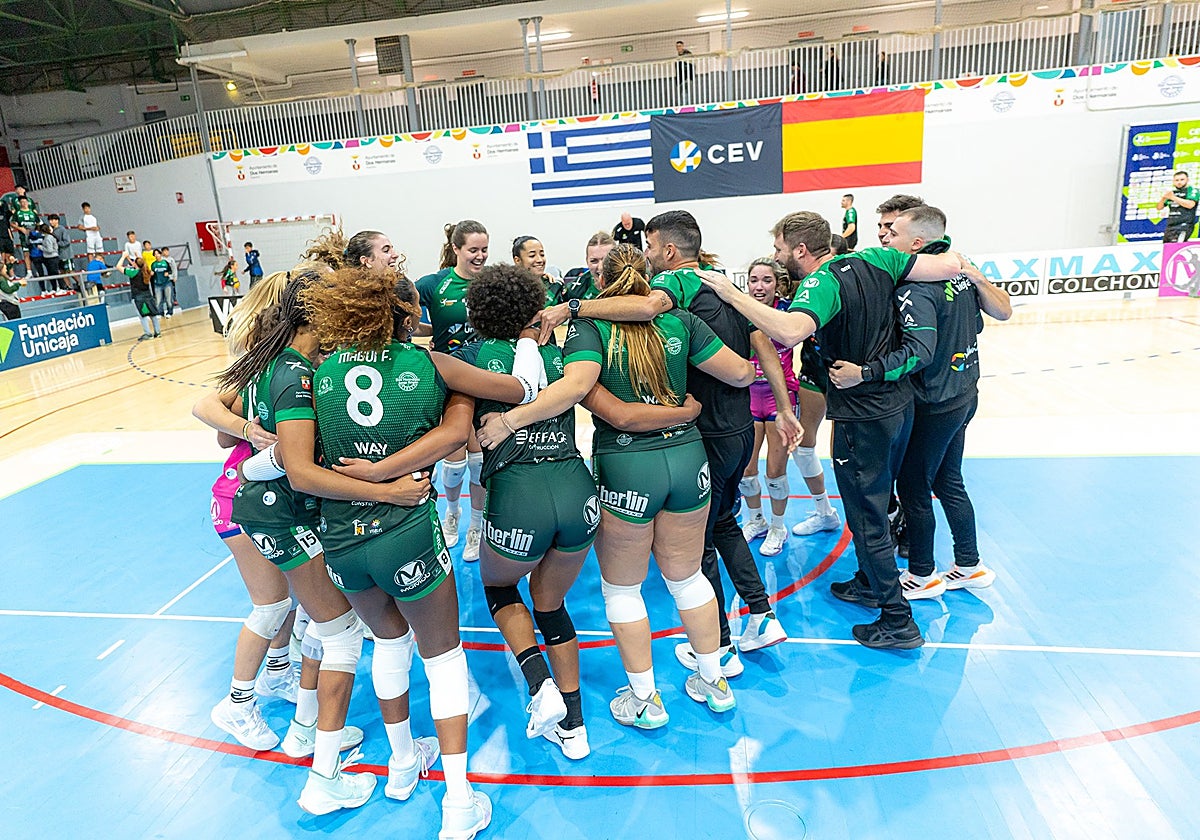 El equipo del Fundación Unicaja Andalucía de Dos Hermanas, festejando una victoria en competición europea