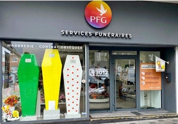 Una funeraria aprovecha el paso del Tour para vender ataúdes con los icónicos colores de la carrera