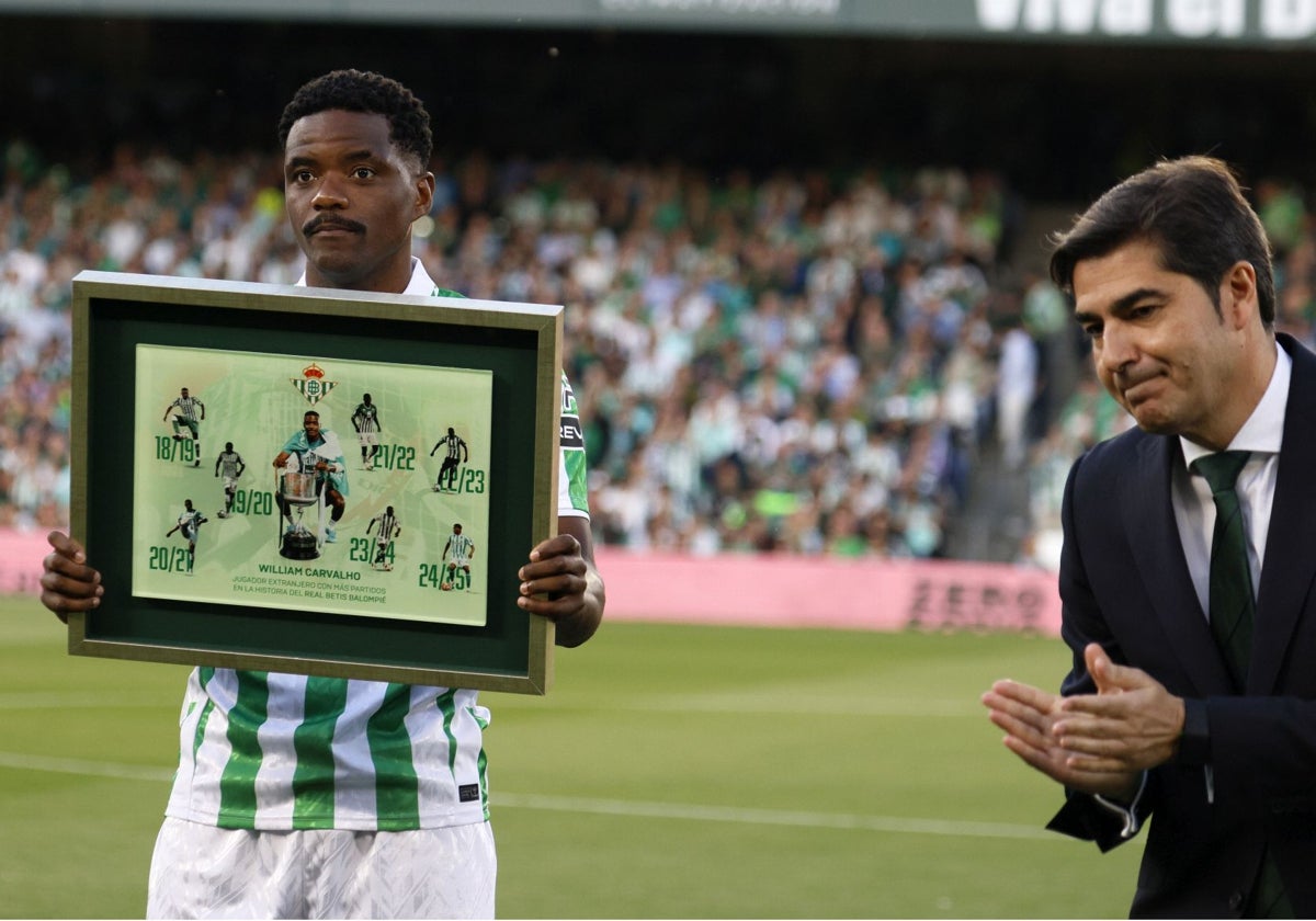 William Carvalho recoge su galardón por ser el extranjero con más partidos en el Betis
