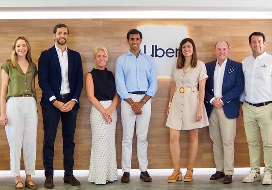 De izquierda a derecha: Teresa Silvestre (Mánager de Asuntos Públicos Uber), Felipe Fernández (Director General de Uber en España y Portugal), Encarna Matos (RRPP, Eventos y Patrocinios RCNP), Harsh Nain (Mánager de Operaciones Uber), Lola Vilas (directora de Uber en España), Rafael Gil (presidente RCNP) y Manu Fraga (director RCNP).
