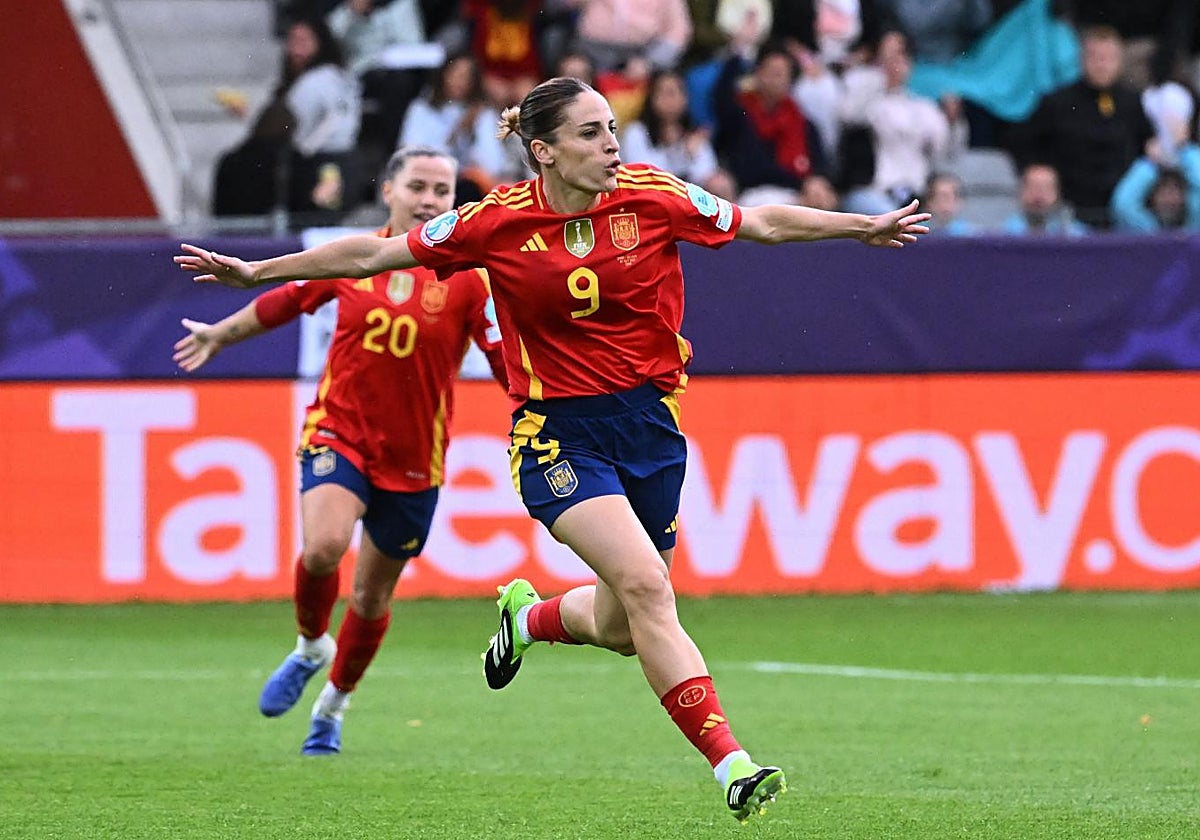 Esther celebra uno de sus goles