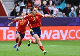 Esther celebra uno de sus goles