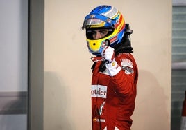Fernando Alonso, vestido de Ferrari en 2010