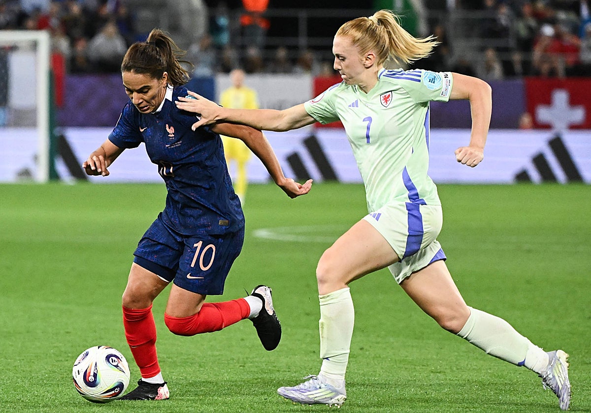 Ceri Holland en una disputa por el balón