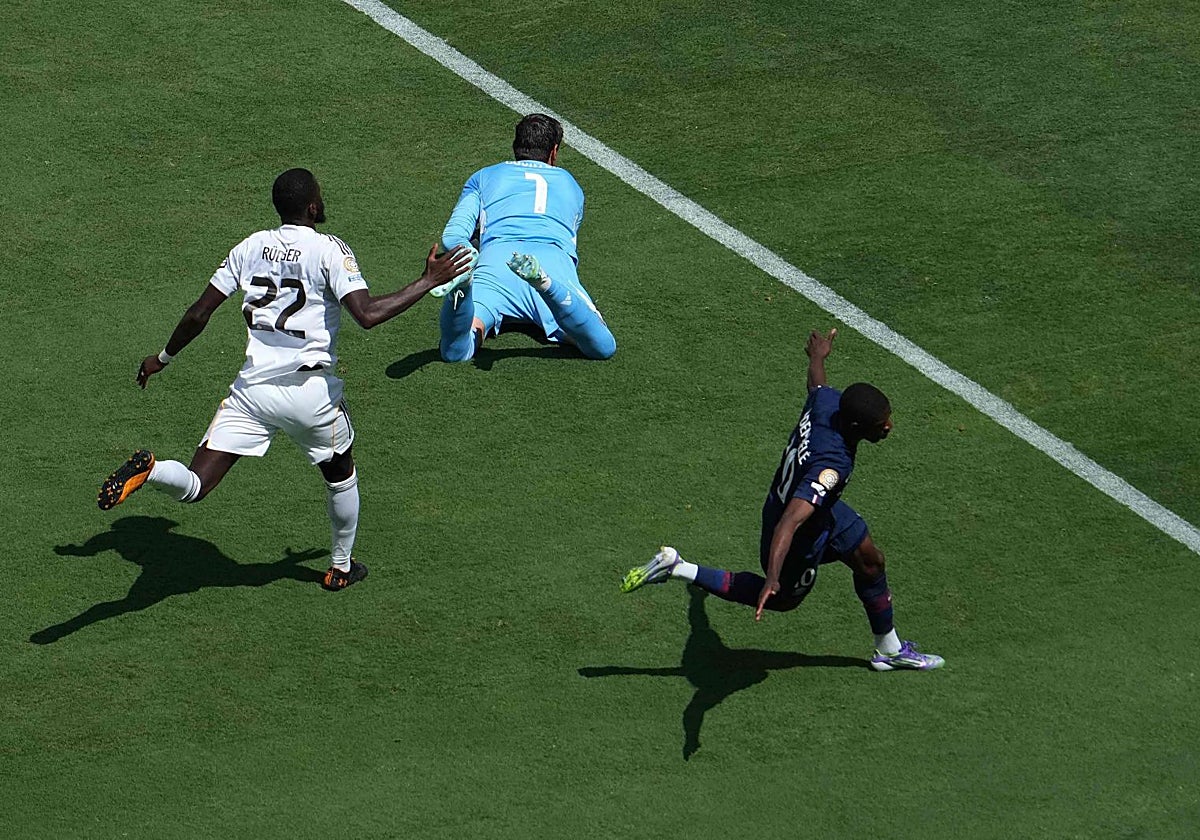 Dembelé aprovecha el error de Rudiger