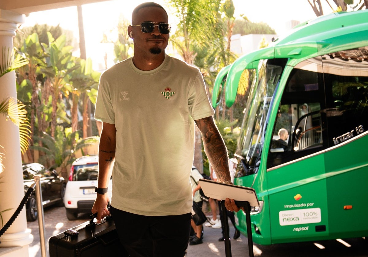 Natan de Souza, en la llegada del Real Betis al Hotel Ría Park de Almancil, en Portugal