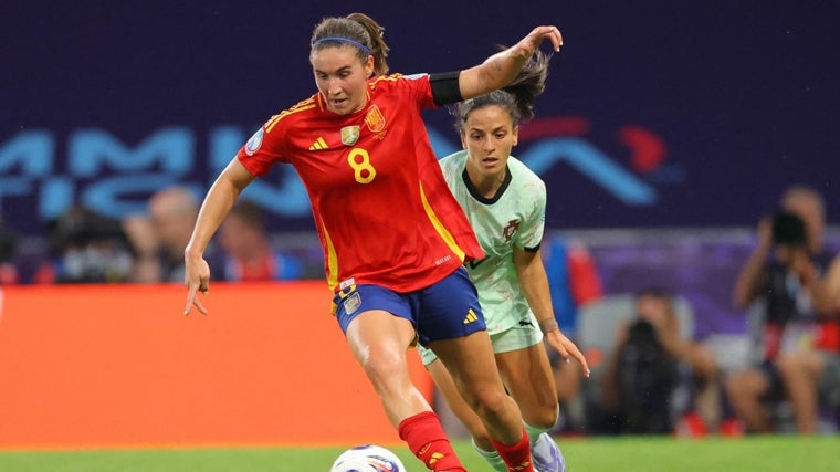Mariona conduce el balón durante el partido ante Porttugal