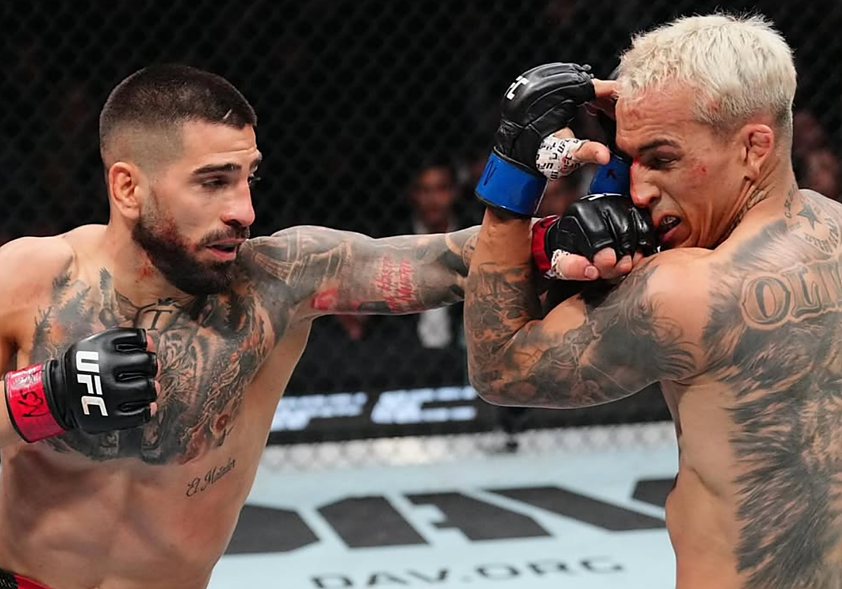 Ilia Topuria asestando un golpe a Charles Oliveira