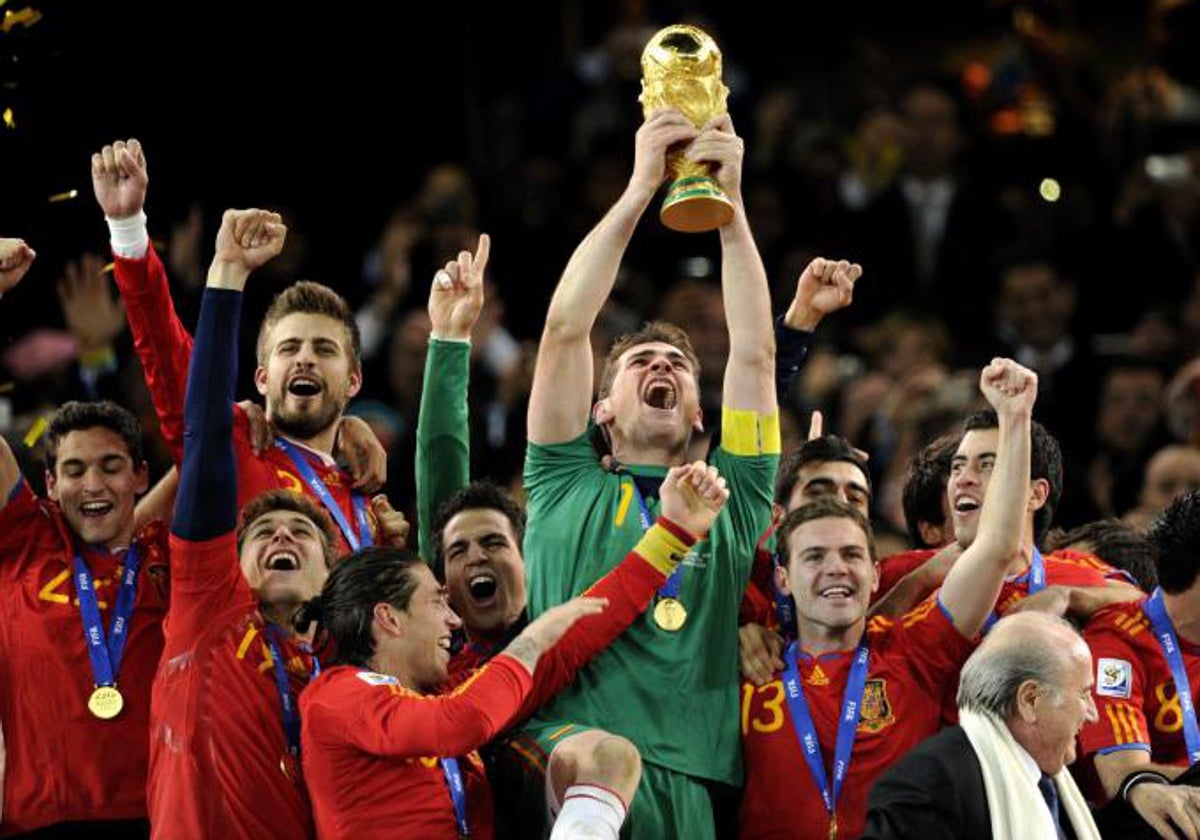 Los jugadores de la selección, con la Copa del Mundo