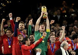 Los jugadores de la selección, con la Copa del Mundo
