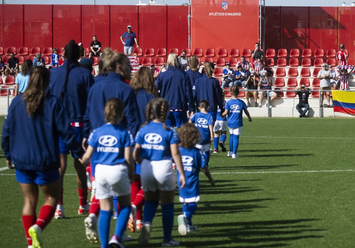Las jugadoras del Atlético saltando al campo la pasada temporada