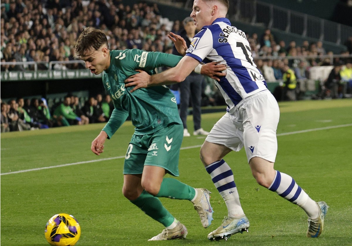 Ángel Ortiz disputa un balón con Sergio Gómez en el Real Betis-Real Sociedad de LaLiga 24-25