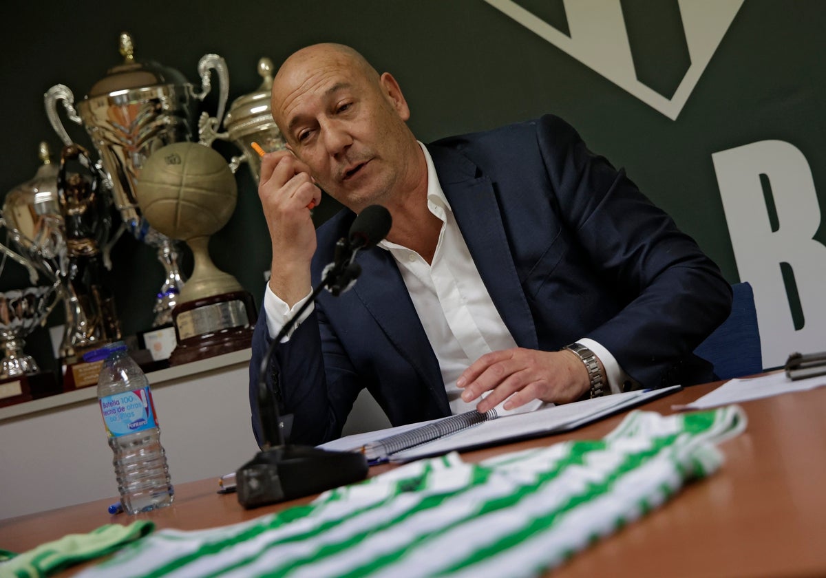 Pedro Fernández, en una comparecencia de prensa en las oficinas del pabellón San Pablo