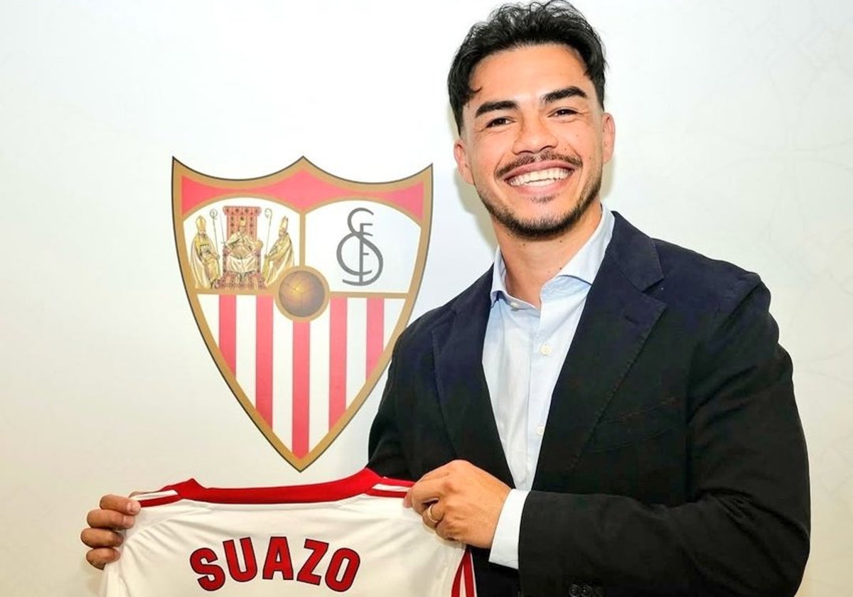 Gabriel Suazo sujeta la camiseta del Sevilla FC