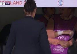 Dos jugadoras de la selección abrazadas una encima de la otra ante la mirada de Tomé