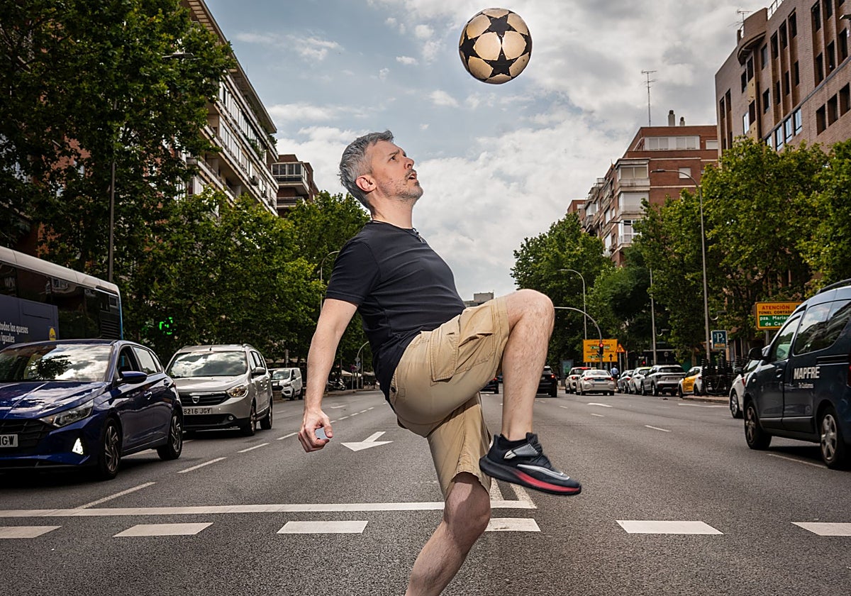 Gómez-Jurado da toques al balón para ABC en una calle madrileña